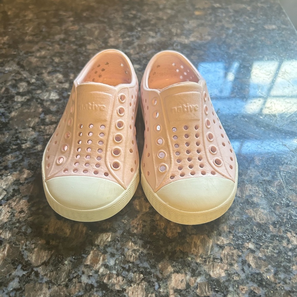 Native Kids Water Shoes - Light Pink and White